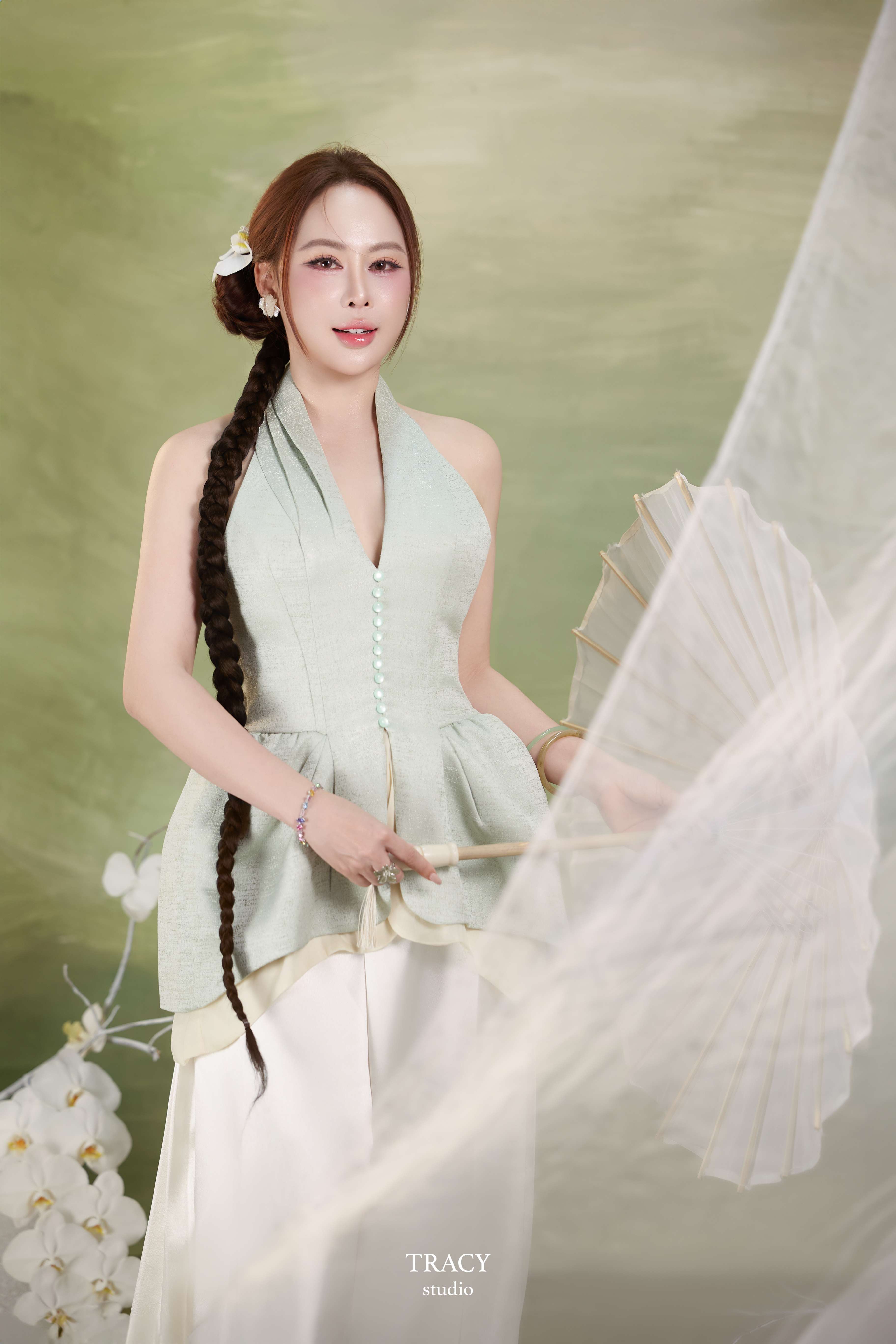 frontend/img/gallery/anh-tet-yem-ao-dai/tracy-studio-chup-concept-yem-lam (7).jpg